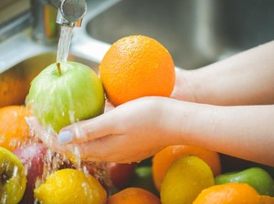Mencuci Buah dengan Air Tak Bisa Hilangkan Pestisida, Ini Temuan Peneliti