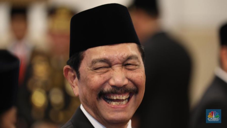 Menko Marves Luhut Binsar Pandjaitan dalam acara upacara penganugerahan tanda kehormatan Republik Indonesia, Istana Negara, (14/8/2024). (CNBC Indonesia/Tri Susilo)