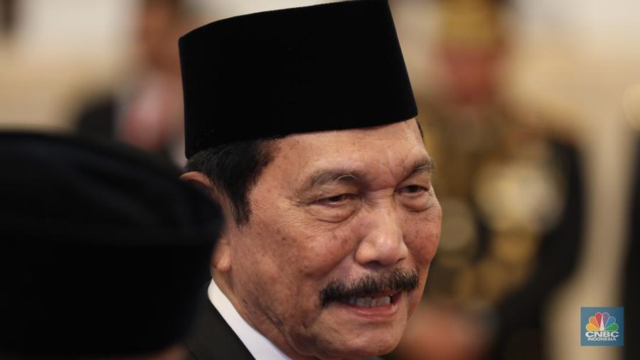 Menko Marves Luhut Binsar Pandjaitan dalam acara upacara penganugerahan tanda kehormatan Republik Indonesia, Istana Negara, (14/8/2024). (CNBC Indonesia/Tri Susilo)