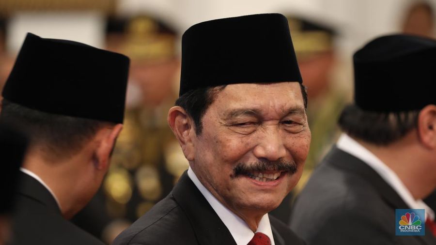 Menko Marves Luhut Binsar Pandjaitan dalam acara upacara penganugerahan tanda kehormatan Republik Indonesia, Istana Negara, (14/8/2024). (CNBC Indonesia/Tri Susilo)