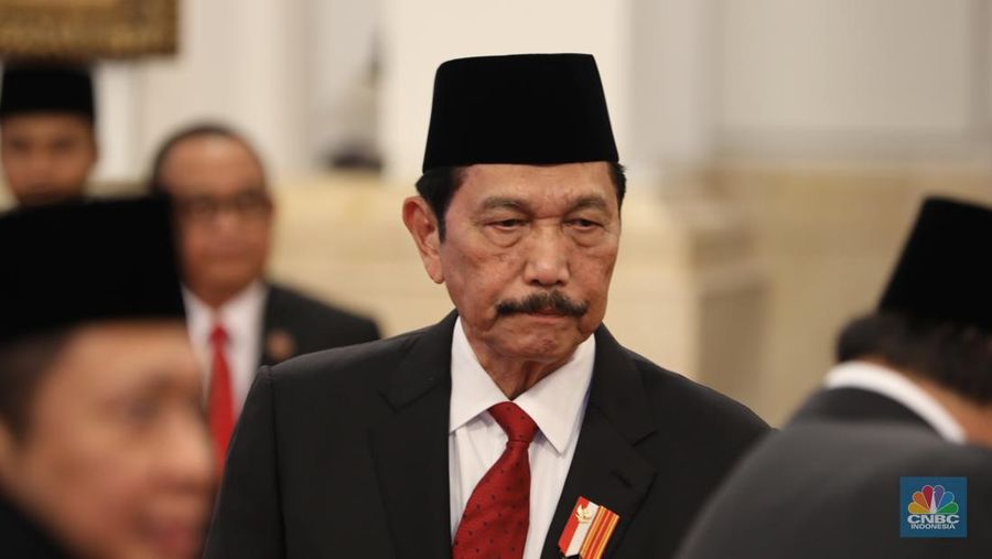 Menko Marves Luhut Binsar Pandjaitan dalam acara upacara penganugerahan tanda kehormatan Republik Indonesia, Istana Negara, (14/8/2024). (CNBC Indonesia/Tri Susilo)