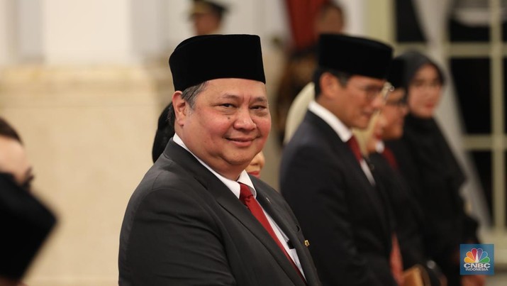 Menko Perekonomian Airlangga Hartarto dalam acara upacara penganugerahan tanda kehormatan Republik Indonesia, Istana Negara, (14/8/2024). (CNBC Indonesia/Tri Susilo)