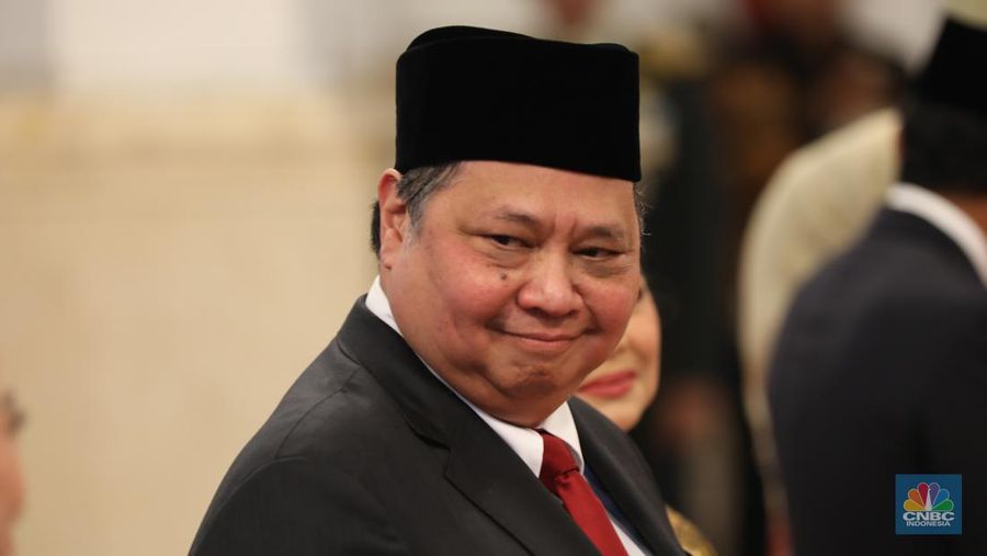 Menko Perekonomian Airlangga Hartarto dalam acara upacara penganugerahan tanda kehormatan Republik Indonesia, Istana Negara, (14/8/2024). (CNBC Indonesia/Tri Susilo)