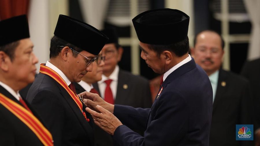 Menparekraf Sandiaga Uno dalam acara upacara penganugerahan tanda kehormatan Republik Indonesia, Istana Negara, (14/8/2024). (CNBC Indonesia/Tri Susilo)