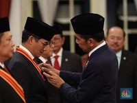 Sandiaga Uno Dianugerahi Bintang Mahaputera Utama dari Presiden Jokowi