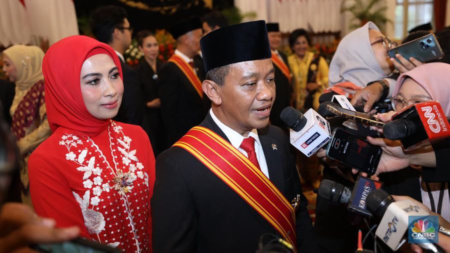 Menteri Investasi Bahlil Lahadalia dalam acara upacara penganugerahan tanda kehormatan Republik Indonesia, Istana Negara, (14/8/2024). (CNBC Indonesia/Tri Susilo)