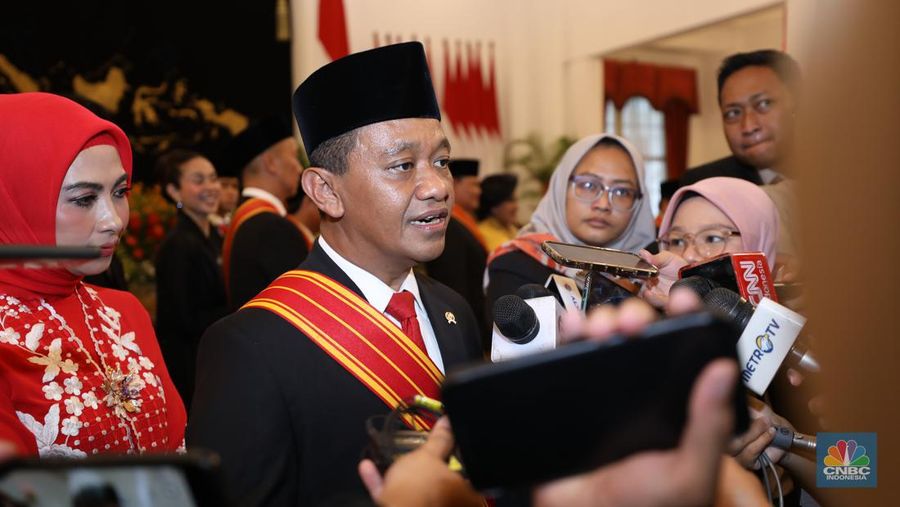 Menteri Investasi Bahlil Lahadalia dalam acara upacara penganugerahan tanda kehormatan Republik Indonesia, Istana Negara, (14/8/2024). (CNBC Indonesia/Tri Susilo)