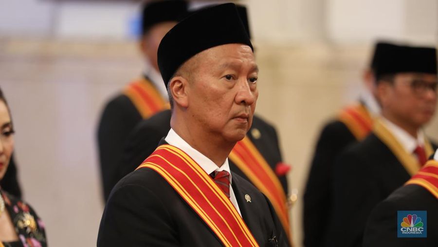 Menteri Perindustrian Agus Gumiwang Kartasasmita dalam acara upacara penganugerahan tanda kehormatan Republik Indonesia, Istana Negara, (14/8/2024). (CNBC Indonesia/Tri Susilo)