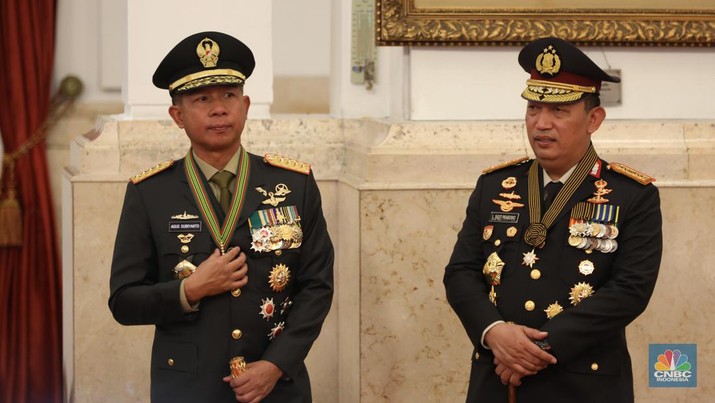 Panglima TNI Jenderal TNI Agus Subiyanto (kiri) dan Kapolri Jenderal Listyo Sigit Prabowo (kanan) dalam acara upacara penganugerahan tanda kehormatan Republik Indonesia, Istana Negara, (14/8/2024). (CNBC Indonesia/Tri Susilo)