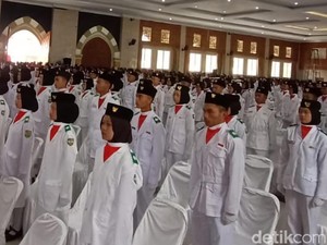 Semua Anggota Paskibra Wanita di Tasik Berjilbab Saat Dikukuhkan