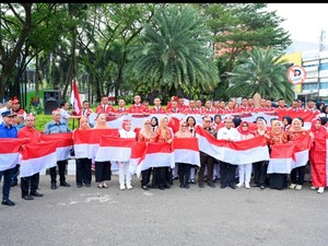 3.000 Bendera Merah Putih Dibagikan ke Pengendara di Palembang