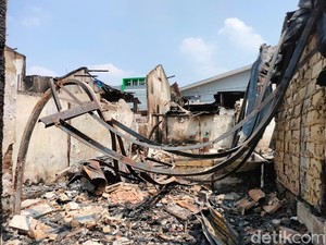Melihat dari Dekat Puing-Puing Rumah Bekas Kebakaran Besar di Manggarai