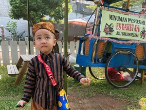 Gaya Gemas Rayyanza Ikut 17-an di Sekolah, Baju Merakyat Tapi Sandalnya...