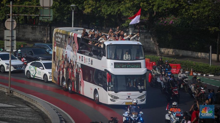 Sejumlah atlet asal Indonesia peserta Olimpiade Paris 2024 mengikuti pawai jawara di kawasan Bundaran HI, Jakarta, Kamis (15/8/2025). (CNBC Indonesia/Faisal Rahman)