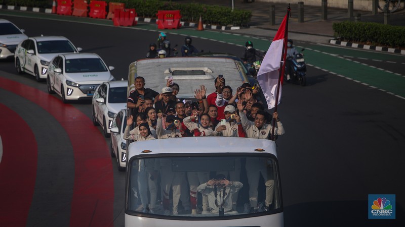 Sejumlah atlet asal Indonesia peserta Olimpiade Paris 2024 mengikuti pawai jawara di kawasan Bundaran HI, Jakarta, Kamis (15/8/2025). (CNBC Indonesia/Faisal Rahman) Sejumlah atlet asal Indonesia peserta Olimpiade Paris 2024 mengikuti pawai jawara di kawasan Bundaran HI, Jakarta, Kamis (15/8/2025). (CNBC Indonesia/Faisal Rahman)