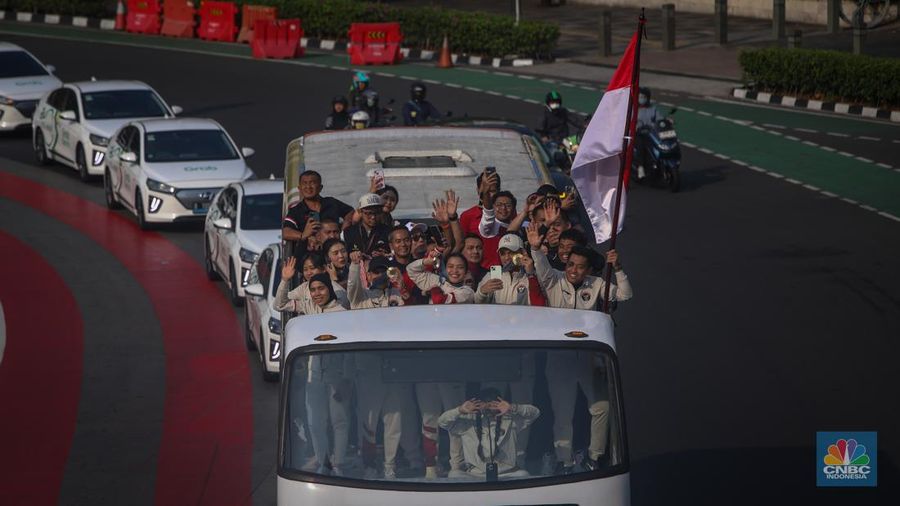 Sejumlah atlet asal Indonesia peserta Olimpiade Paris 2024 mengikuti pawai jawara di kawasan Bundaran HI, Jakarta, Kamis (15/8/2025). (CNBC Indonesia/Faisal Rahman)