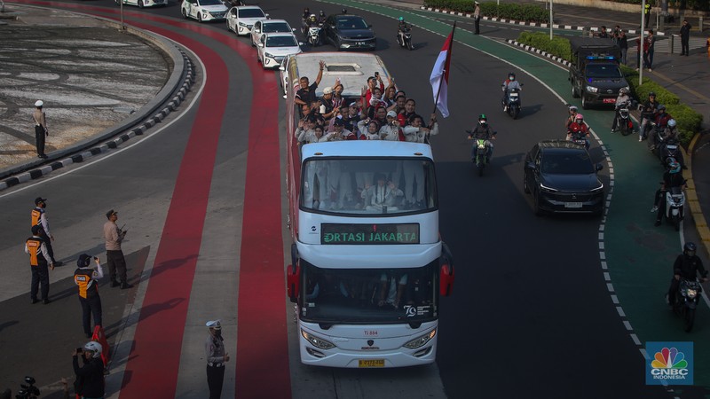 Sejumlah atlet asal Indonesia peserta Olimpiade Paris 2024 mengikuti pawai jawara di kawasan Bundaran HI, Jakarta, Kamis (15/8/2025). (CNBC Indonesia/Faisal Rahman) Sejumlah atlet asal Indonesia peserta Olimpiade Paris 2024 mengikuti pawai jawara di kawasan Bundaran HI, Jakarta, Kamis (15/8/2025). (CNBC Indonesia/Faisal Rahman)