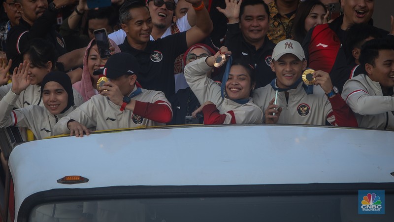 Sejumlah atlet asal Indonesia peserta Olimpiade Paris 2024 mengikuti pawai jawara di kawasan Bundaran HI, Jakarta, Kamis (15/8/2025). (CNBC Indonesia/Faisal Rahman) Sejumlah atlet asal Indonesia peserta Olimpiade Paris 2024 mengikuti pawai jawara di kawasan Bundaran HI, Jakarta, Kamis (15/8/2025). (CNBC Indonesia/Faisal Rahman)