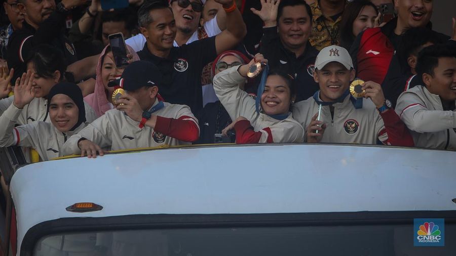 Sejumlah atlet asal Indonesia peserta Olimpiade Paris 2024 mengikuti pawai jawara di kawasan Bundaran HI, Jakarta, Kamis (15/8/2025). (CNBC Indonesia/Faisal Rahman)