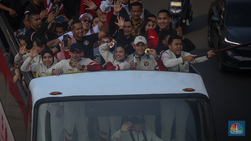 Sejumlah atlet asal Indonesia peserta Olimpiade Paris 2024 mengikuti pawai jawara di kawasan Bundaran HI, Jakarta, Kamis (15/8/2025). (CNBC Indonesia/Faisal Rahman) Sejumlah atlet asal Indonesia peserta Olimpiade Paris 2024 mengikuti pawai jawara di kawasan Bundaran HI, Jakarta, Kamis (15/8/2025). (CNBC Indonesia/Faisal Rahman)