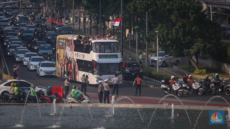 Sejumlah atlet asal Indonesia peserta Olimpiade Paris 2024 mengikuti pawai jawara di kawasan Bundaran HI, Jakarta, Kamis (15/8/2025). (CNBC Indonesia/Faisal Rahman) Sejumlah atlet asal Indonesia peserta Olimpiade Paris 2024 mengikuti pawai jawara di kawasan Bundaran HI, Jakarta, Kamis (15/8/2025). (CNBC Indonesia/Faisal Rahman)