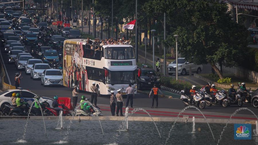 Sejumlah atlet asal Indonesia peserta Olimpiade Paris 2024 mengikuti pawai jawara di kawasan Bundaran HI, Jakarta, Kamis (15/8/2025). (CNBC Indonesia/Faisal Rahman)