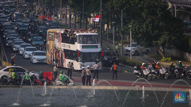 Sejumlah atlet asal Indonesia peserta Olimpiade Paris 2024 mengikuti pawai jawara di kawasan Bundaran HI, Jakarta, Kamis (15/8/2025). (CNBC Indonesia/Faisal Rahman)
