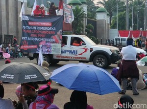 Massa Demo Depan Gedung DPR, Desak RUU PPRT Disahkan
