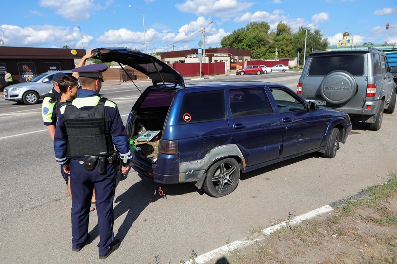 Seorang polisi lalu lintas Rusia berjaga di sebuah pos pemeriksaan di pinggiran kota, setelah rezim keamanan ketat diberlakukan di wilayah tersebut akibat serbuan pasukan Ukraina, selama konflik Rusia-Ukraina di Belgorod, Rusia, 12 Agustus 2024. (REUTERS/Stringer)