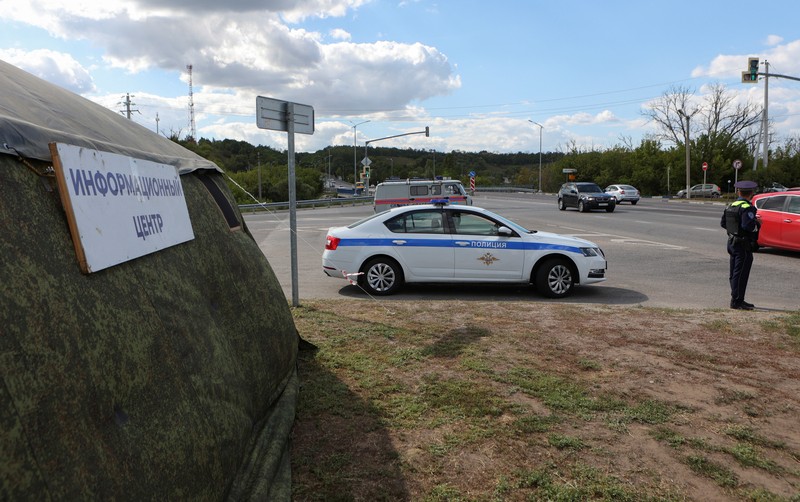 Seorang polisi lalu lintas Rusia berjaga di sebuah pos pemeriksaan di pinggiran kota, setelah rezim keamanan ketat diberlakukan di wilayah tersebut akibat serbuan pasukan Ukraina, selama konflik Rusia-Ukraina di Belgorod, Rusia, 12 Agustus 2024. (REUTERS/Stringer)
