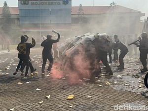 Skenario Demo Ricuh Warnai Sispamkota di Polres Mojokerto