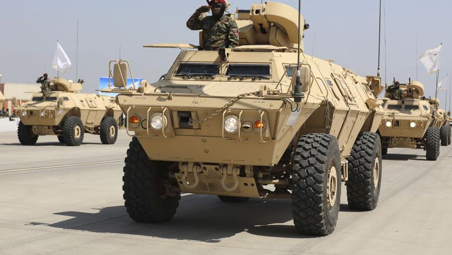 Taliban Afghanistan merayakan tiga tahun berkuasa pada Rabu (14/8/2024) dengan parade militer. (AP/Siddiqullah Alizai)