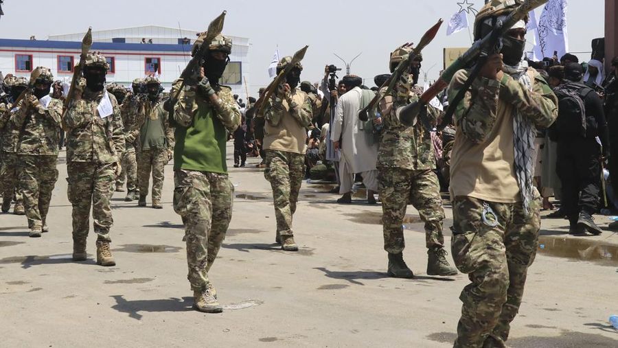 Taliban Afghanistan merayakan tiga tahun berkuasa pada Rabu (14/8/2024) dengan parade militer. (AP/Siddiqullah Alizai)