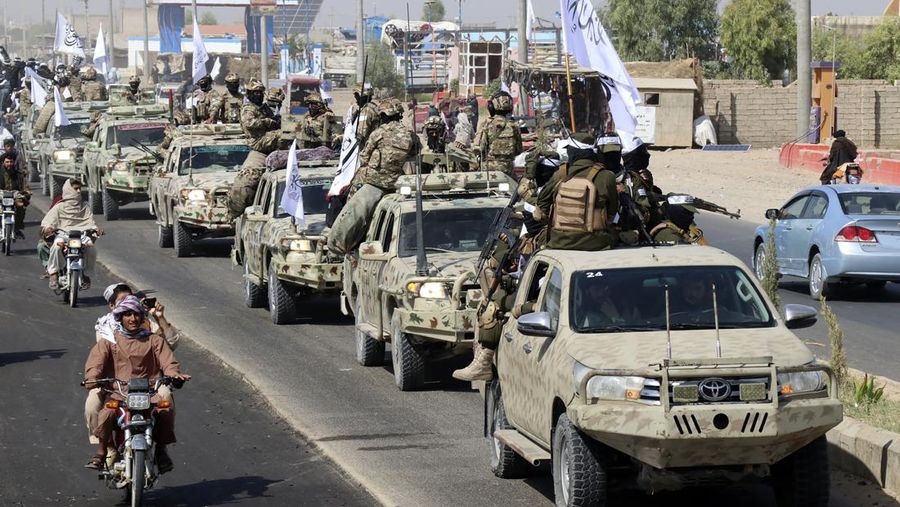 Taliban Afghanistan merayakan tiga tahun berkuasa pada Rabu (14/8/2024) dengan parade militer. (AP/Siddiqullah Alizai)