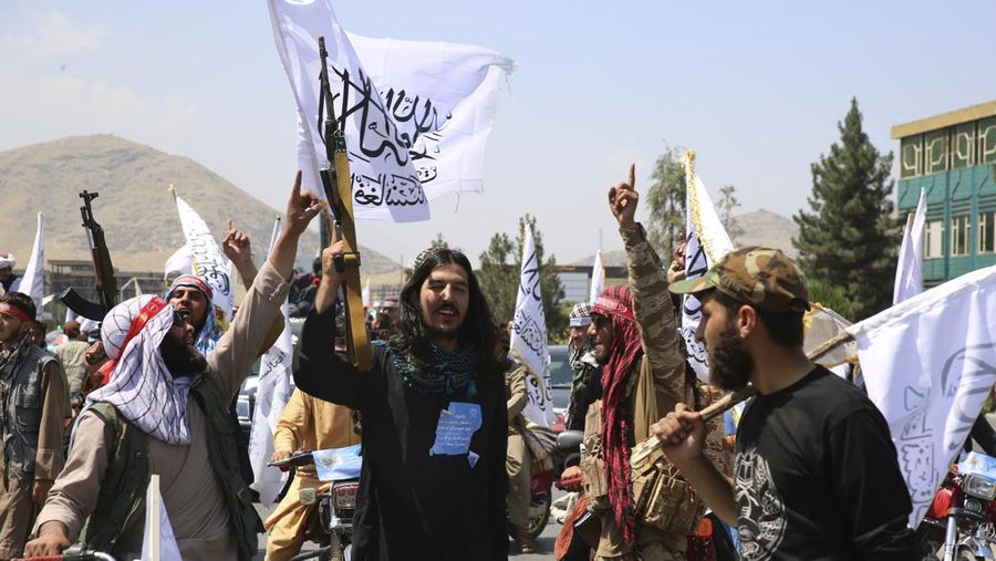 Taliban Afghanistan merayakan tiga tahun berkuasa pada Rabu (14/8/2024) dengan parade militer. (AP/Siddiqullah Alizai)