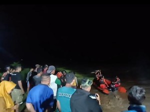 Tim SAR Evakuasi 4 Warga Terjebak Banjir saat Tebang Pohon di Bone Bolango