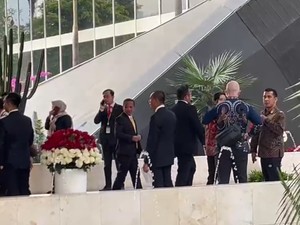 Gaya Bahlil Lahadalia Hadiri Sidang Tahunan MPR Pakai Dasi Kuning