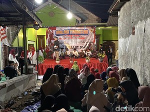 Sejumlah Jalan dan Gang-gang di Surabaya Ditutup, Warga Khusyuk Tirakatan