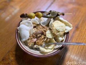 Kenikmatan Bubur Ayam dan Martabak Bungkus Kertas yang Legendaris di Cikini