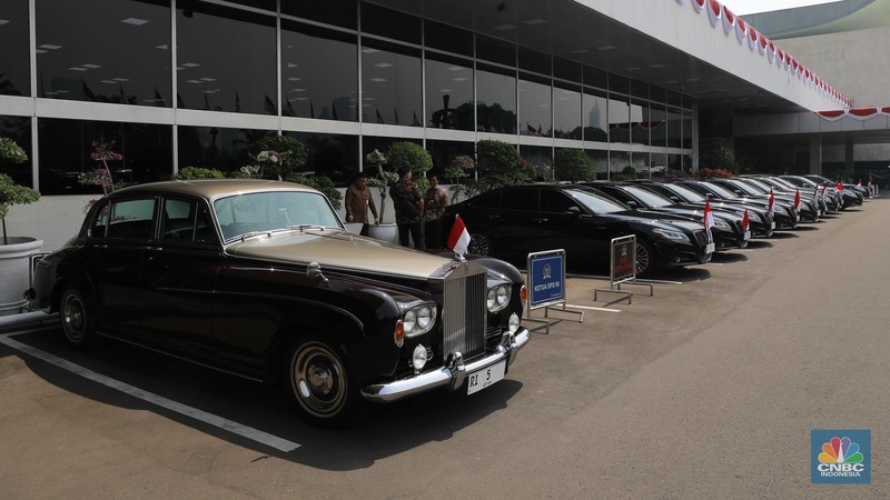 Deretan mobil para pejabat RI terparkir di kawasan Gedung DPR/MPR RI , Jakarta, Jumat, (16/8/2024). (CNBC Indoensia/Muhammad Sabki) Deretan mobil para pejabat RI terparkir di kawasan Gedung DPR/MPR RI , Jakarta, Jumat, (16/8/2024). (CNBC Indoensia/Muhammad Sabki)