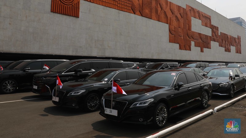 Deretan mobil para pejabat RI terparkir di kawasan Gedung DPR/MPR RI , Jakarta, Jumat, (16/8/2024). (CNBC Indoensia/Muhammad Sabki) Deretan mobil para pejabat RI terparkir di kawasan Gedung DPR/MPR RI , Jakarta, Jumat, (16/8/2024). (CNBC Indoensia/Muhammad Sabki)