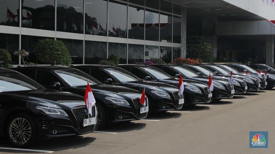 Deretan mobil para pejabat RI terparkir di kawasan Gedung DPR/MPR RI , Jakarta, Jumat, (16/8/2024). (CNBC Indoensia/Muhammad Sabki)