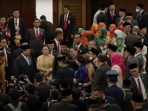 Momen Fadli Zon Ajak Selfie Jokowi Usai Sidang Tahunan 2024 Dilihat Prabowo