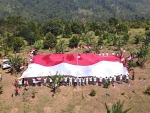 Momen Polisi dan Eks Napiter Bentangkan Merah Putih di Gunung Poso