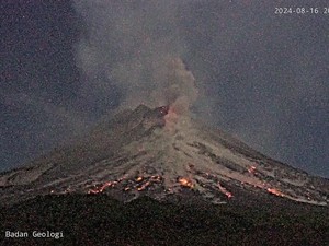 Merapi Gugurkan Awan Panas 1,3 Km Malam Ini