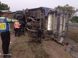 Bus Pariwisata PHD Trans Terguling di Tol Jombang, 1 Orang Tewas