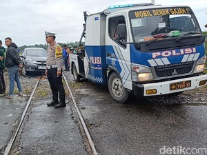 Kereta Api Tabrak Mobilio di Pariaman, 2 Tewas-1 Luka
