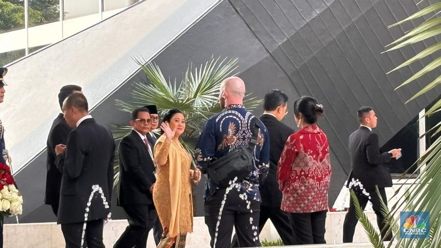 Ketua Dewan Perwakilan Rakyat (DPR) Puan Maharani berpose saat tiba jelang Sidang Tahunan MPR dan Sidang Bersama DPR RI-DPD RI di gedung DPR/MPR RI, Jakarta, Jumat (16/8/2024). (²©²ÊÍøÕ¾/Firda Dwi Muliawati)
