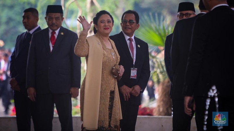 Presiden Joko Widodo (Jokowi) dan Iriana tiba di gedung DPR/MPR RI, Jakarta, Jumat (16/8/2024). (CNBC Indonesia/Faisal Rahman)