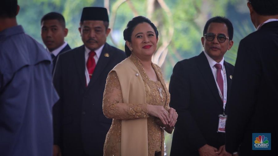 Ketua DPR RI, Puan Maharani tiba di gedung DPR/MPR RI, Jakarta, Jumat (16/8/2024). (CNBC Indonesia/Faisal Rahman)